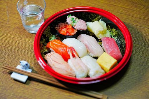 日本酒と握りずし 食事,食卓,握りずしの写真素材