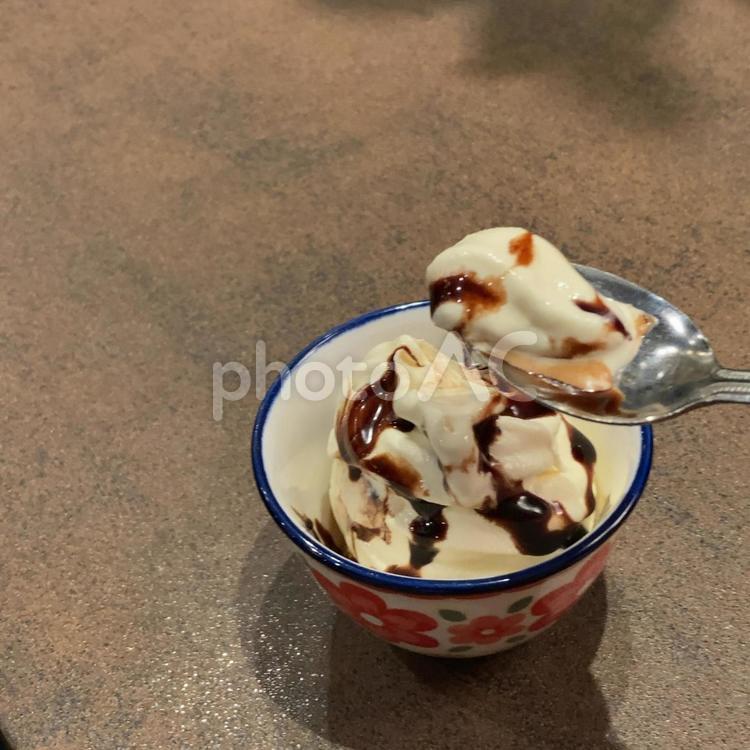 チョコソースがけソフトクリームを食べる ソフトクリーム,チョコソース,アイスクリームの写真素材