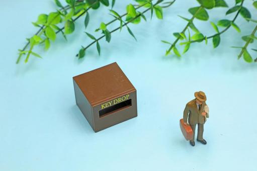 鍵を置きチェックアウトをするサラリーマン 鍵,キードロップ,セルフチェックアウトの写真素材