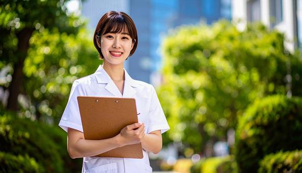 保健師イメージ　白衣を着た女性の写真