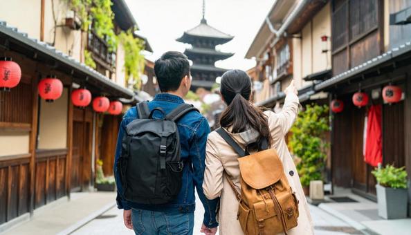 国内旅行で街歩き・観光ツアーをする夫婦の写真