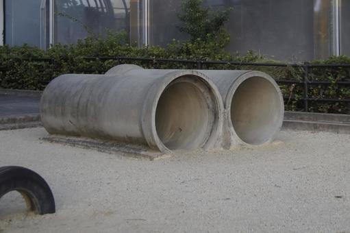 公園に設置されたヒューム管 公園に設置されたヒューム管 産業,工業,パイプの写真素材