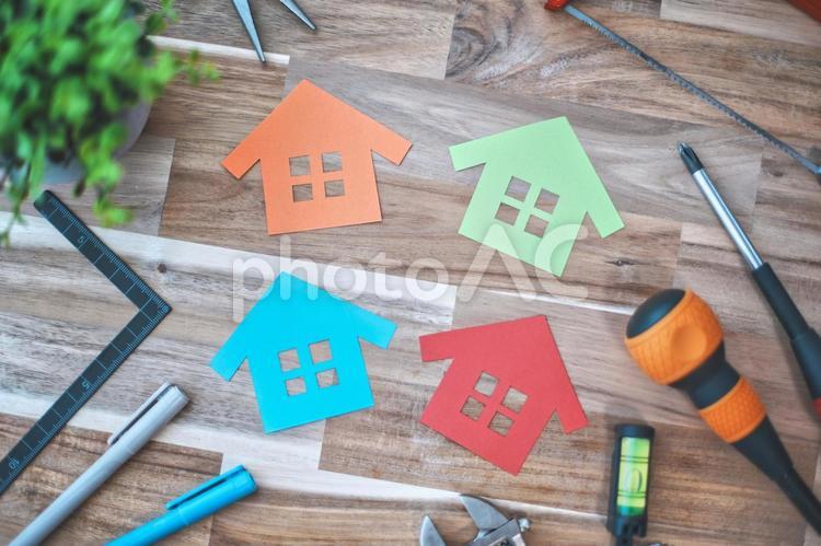 複数のカラフルな家と工具セット 家,住宅,diyの写真素材