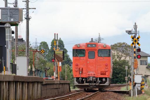 JR城端線、林駅を発車するキハ47型 jr,jr西日本,城端線の写真素材