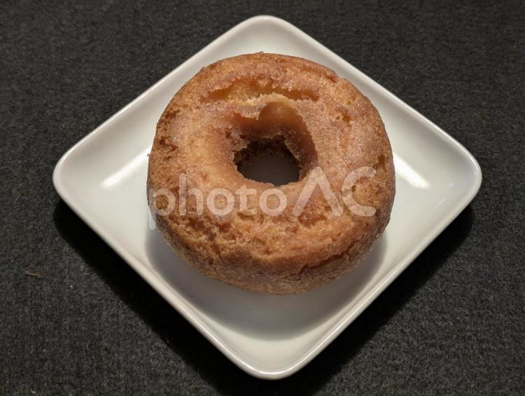 白磁の角皿に載ったプレーンなドーナツ どうなつ,揚げ菓子,スイーツの写真素材