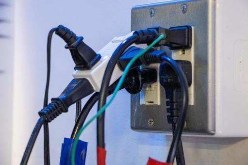 タコ足配線 タコ足配線,電気コード,コードの写真素材