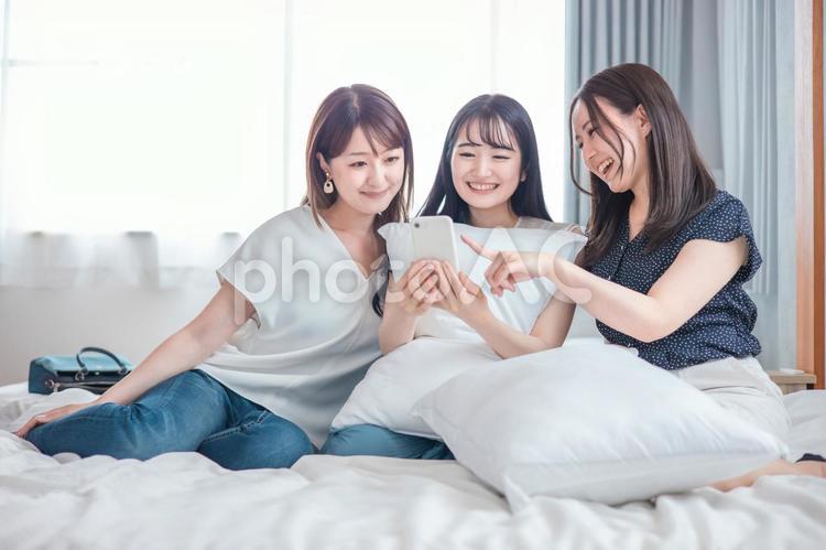旅行先でスマホを使う女性（アプリ） スマホ,旅行,スマートフォンの写真素材