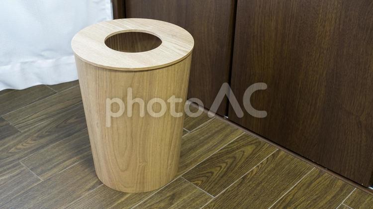 部屋に置かれた木のゴミ箱 ゴミ箱,ごみ,ゴミ捨ての写真素材