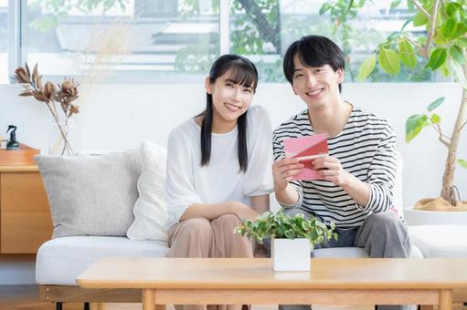 リビングでくつろぐ若いカップル リビングでくつろぐ若いカップル 夫婦,カップル,リビングの写真素材