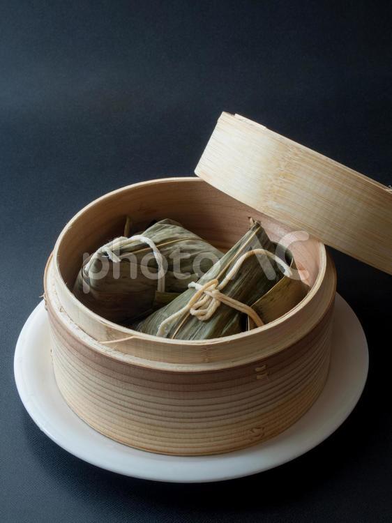 蓋をずらした蒸籠の中華ちまき ちまき,粽,中華の写真素材