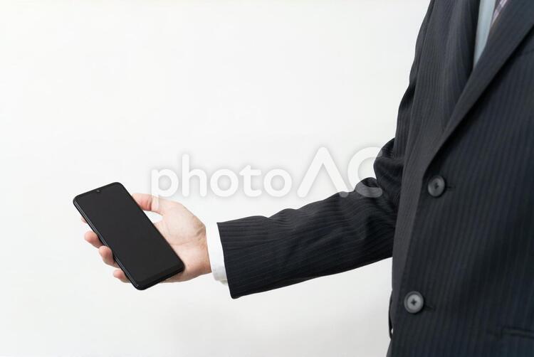 スマートフォンを持つビジネスマン スマートフォン,ビジネスマン,スマホの写真素材