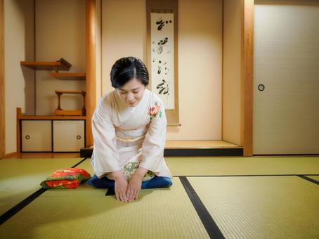 33:和服でお辞儀している女性 33:和服でお辞儀している女性 着物,お辞儀,お中元の写真素材