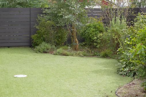 緑豊かな植栽と人工芝の庭のある住宅 庭,植栽,ガーデニングの写真素材