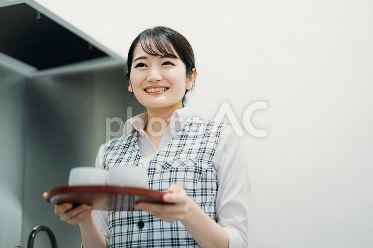 お茶を淹れる会社員の女性 給湯室,お茶淹れ,お茶くみの写真素材