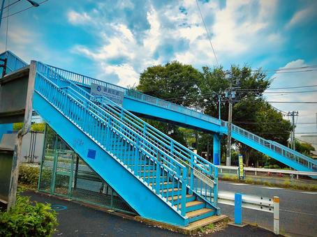水色の歩道橋 水色の歩道橋 歩道橋,水色,青空の写真素材