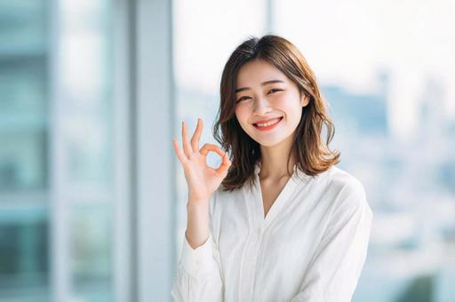 OKサインをするビジネス女性の写真