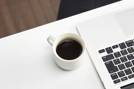 コワーキングスペースで仕事や勉強 ノートパソコン,コーヒー,リモートワークの写真素材