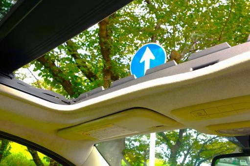 三つの車窓 三つの車窓 サンルーフ,車,道路標識の写真素材