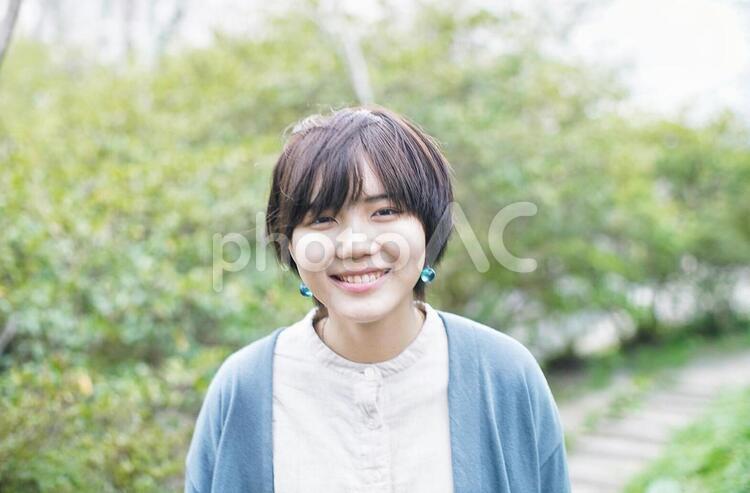 ショートカットの女の子が微笑む 女の子,待ち合わせ,日本人の写真素材