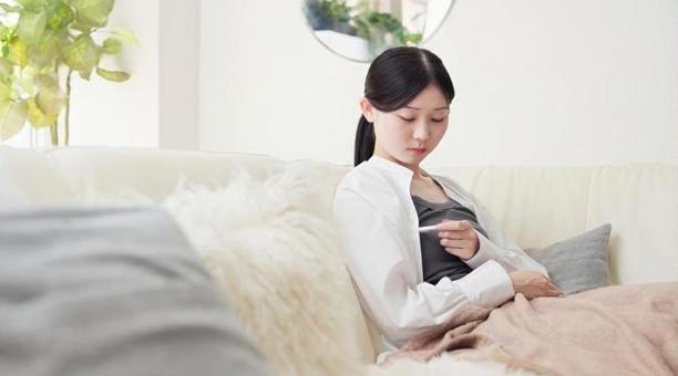 体温計で熱を測るアジア人女性 体温計で熱を測るアジア人女性 体温,測る,女性の写真素材