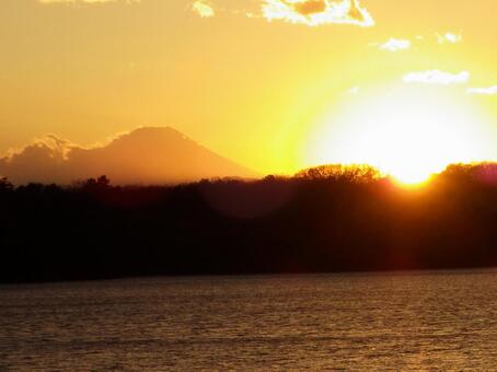 山と夕焼け 山と夕焼けの写真
