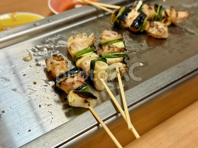 居酒屋で食べる焼き鳥　ねぎま ねぎま,食事,九条ネギの写真素材
