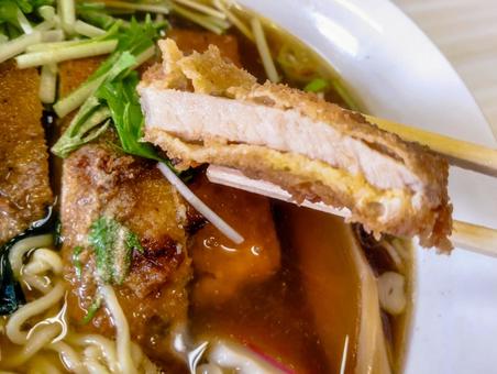 ラーメンにとんかつ かつラーメン,ラーメン,とんかつの写真素材