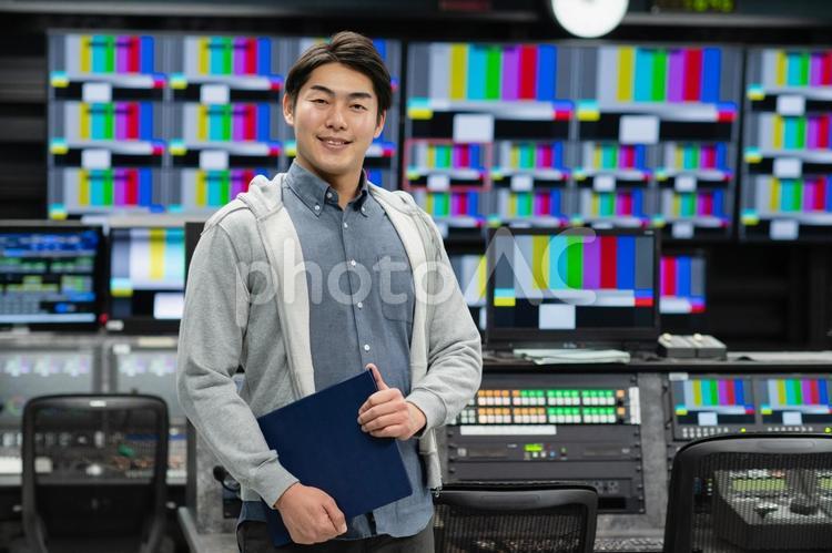 TV局で映像制作を行う男性スタッフ 制作スタッフ,スタッフ,番組制作の写真素材
