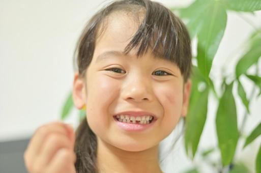 前歯が抜けた笑顔の女の子3 歯,乳歯,前歯の写真素材