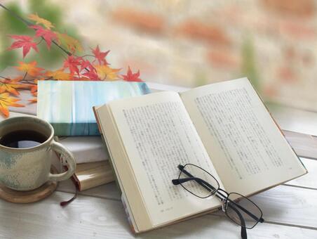 読書 読書の秋 秋,本,落ち葉の写真素材