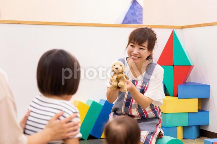 保育園／託児所／児童館／ベビーシッター 保育士,ぬいぐるみ,保育園の写真素材
