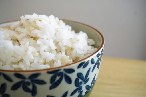白米に麦を混ぜた麦ごはんクローズアップ 白米に麦を混ぜた麦ごはんクローズアップの写真