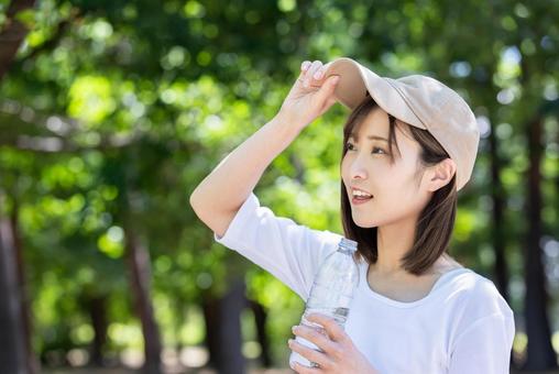 水分補給する女性 水分補給する女性 水分補給,有酸素運動,ペットボトルの写真素材