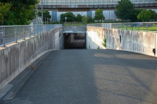高速道路と側道を潜り抜けるアンダーパス 高速道路と側道を潜り抜けるアンダーパス アンダーパス,混雑,排水の写真素材