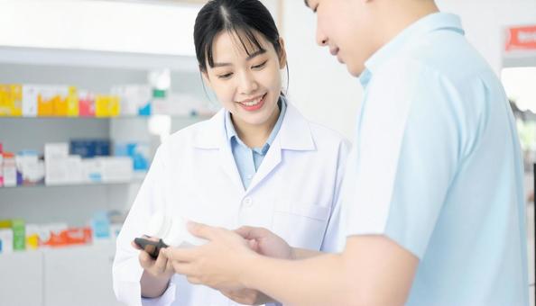 笑顔で働く薬剤師 笑顔で働く薬剤師の写真
