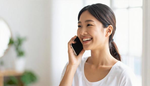 スマホで通話する女性 スマホで通話する女性の写真