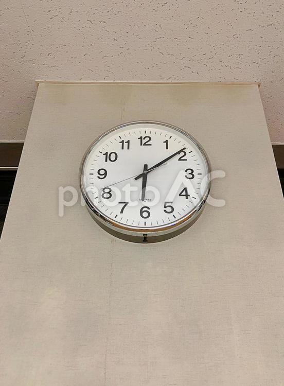 会社　事務所　会議室の壁掛け時計 会社,事務所,会議室の時計の写真素材