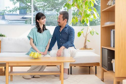 リビングでくつろぐミドルの夫婦 夫婦,家族,ミドルの写真素材