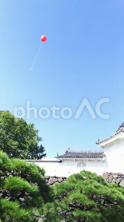 城と赤い風船 何人もありません,屋外で,空の写真素材