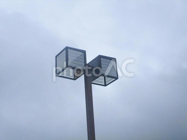 曇り空と街灯 街灯,雲,電灯の写真素材