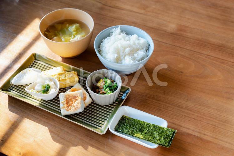 朝日差し込む和朝食の食卓 食卓,朝食,和食の写真素材