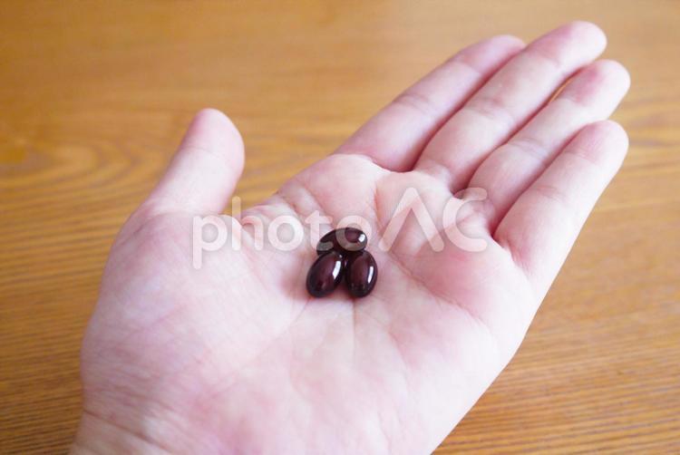 手のひらのサプリメント 美容,サプリ,女性の写真素材