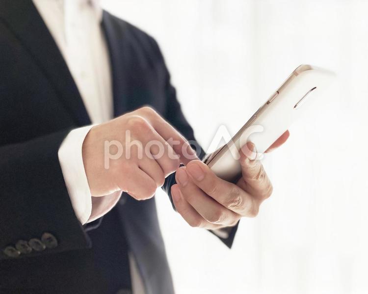 スマホを操作する人物 スマホ,ケータイ,ビジネスマンの写真素材