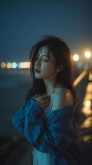 水辺で佇む悲しげな女性 水辺で佇む悲しげな女性の写真