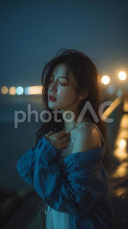 水辺で佇む悲しげな女性 女性,悲しい,感情の写真素材