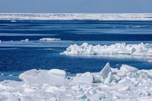 冬の海に浮かぶ流氷 冬の海に浮かぶ流氷 流氷,氷塊,知床の写真素材