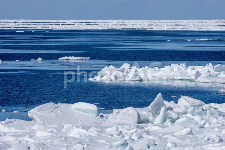 冬の海に浮かぶ流氷 流氷,氷塊,知床の写真素材
