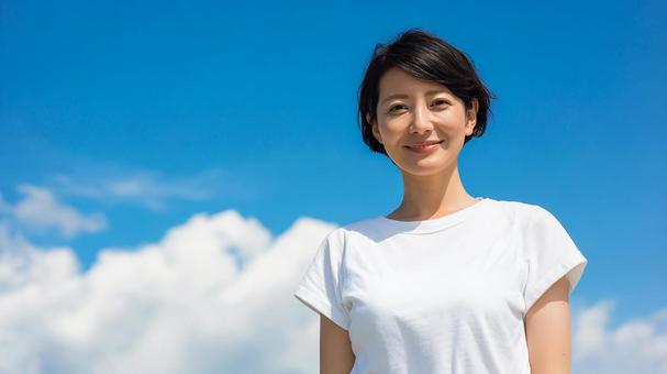 爽やかな夏の日の女性 爽やかな夏の日の女性の写真