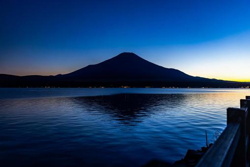 山梨県 山中湖から望む夕暮れの富士山 山梨県 山中湖から望む夕暮れの富士山 河口湖,景勝地,山中湖の写真素材