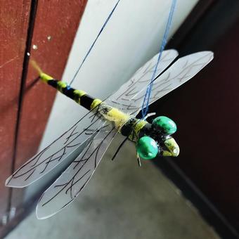 防虫対策で玄関に工作オニヤンマ 防虫対策で玄関に工作オニヤンマの写真